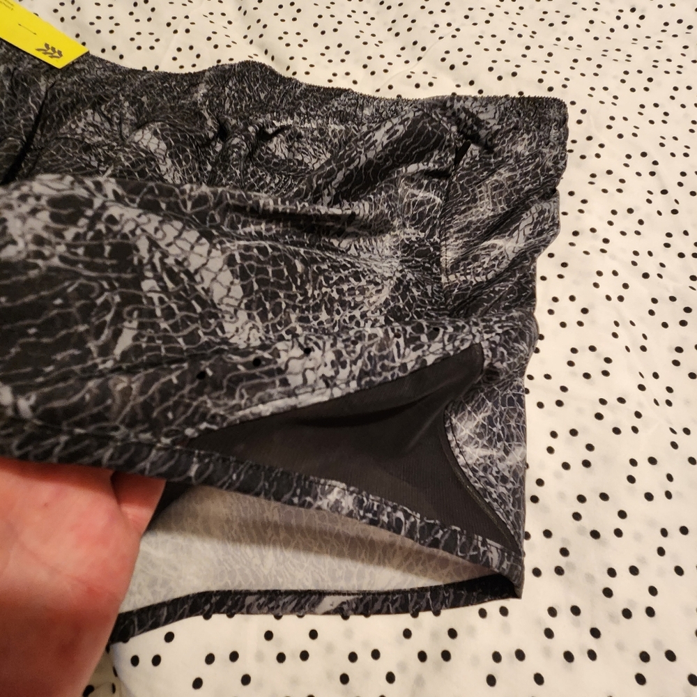 NWT.. Women's shorts - Picture 6 of 12